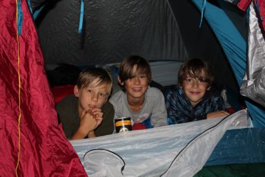 Kinder übernachten im Zelt